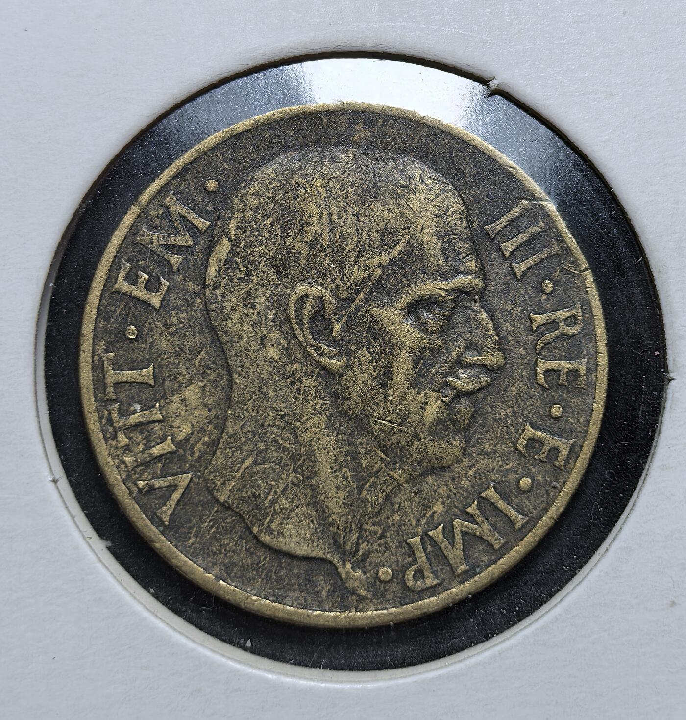 外国优质老铜币银币，正月十二晚九点倒数截拍，满百包邮可寄存，持续收拍 意大利王国1939年5分黄铜币，正面为维克托・伊曼纽尔三世头像及 “皇帝” 头衔，背面是法西斯鹰徽。发行于二战前夕，是墨索里尼政权宣扬帝国野心、强化独裁统治的重要货币见证。