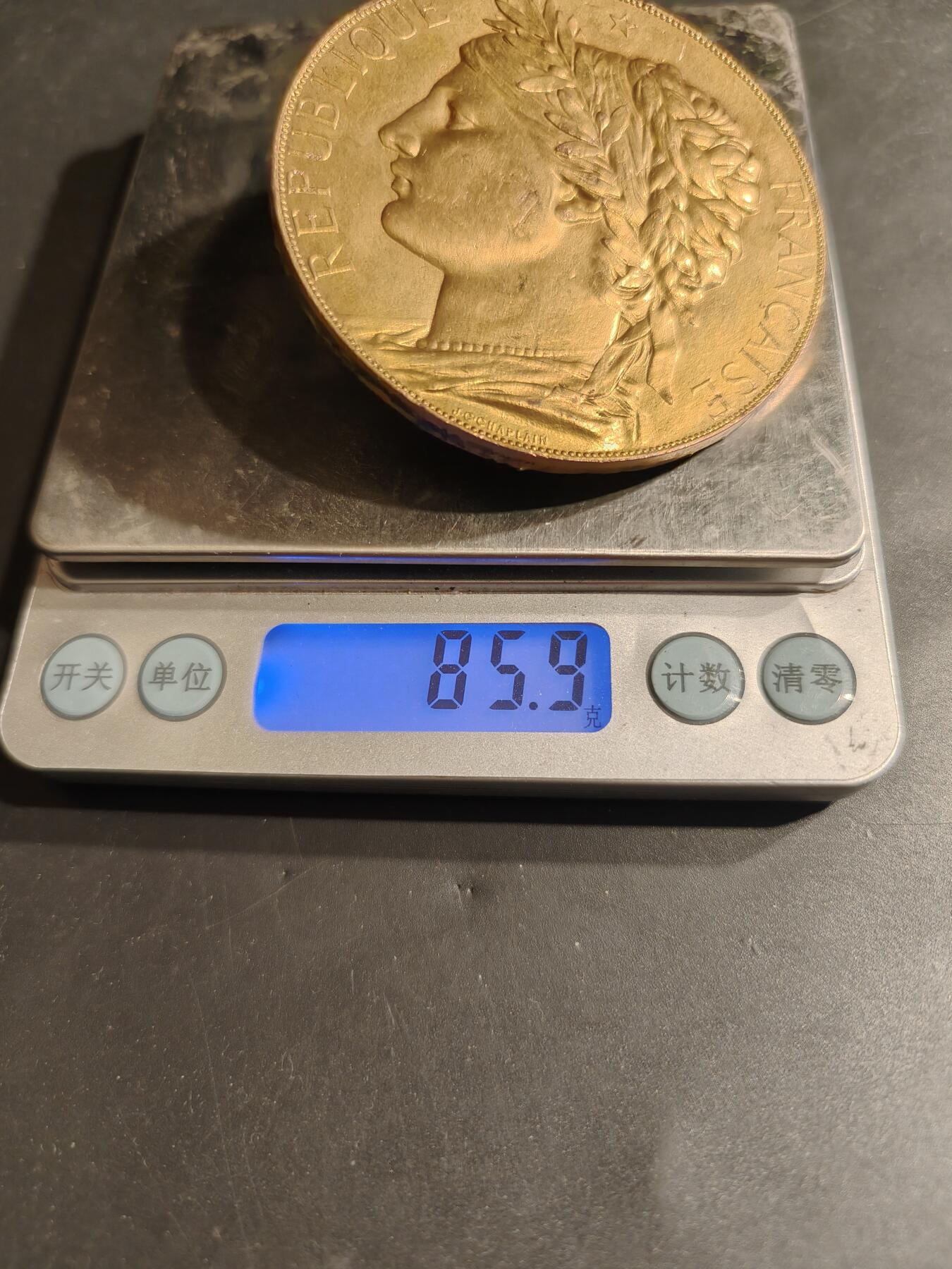 老王徽章第185期 法国玛丽安娜镀金单面大铜章    直径68mm   重量85.6g