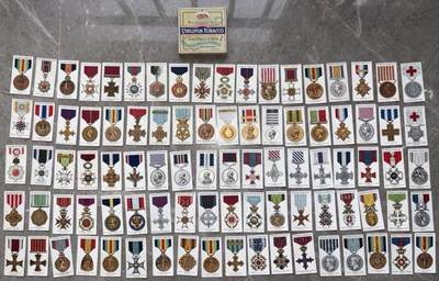 盛世勋华——号角文化勋章邮票专场拍卖第307期 - 英国1927年“战争勋章与奖章”系列烟卡（共90种 ）少见带原盒，收录了主要参战胜利国的相关勋奖章，并附有详细文字介绍。其中就包含著名的一战胜利彩虹系列奖章，以及英国，法国，美国，日本等国主要勋奖章。