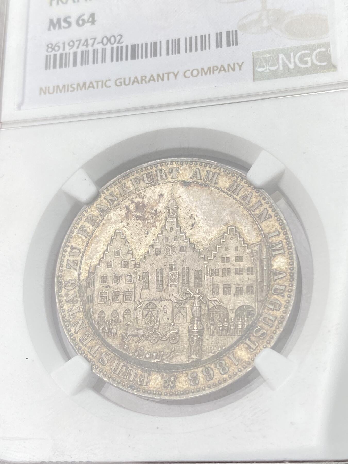 万国钱币拍卖第062期 NGC MS64 1863年德国法兰克福王子会议1泰勒 经典法兰城景观品种 极美德式五彩覆盖  极其难得的收藏级状态