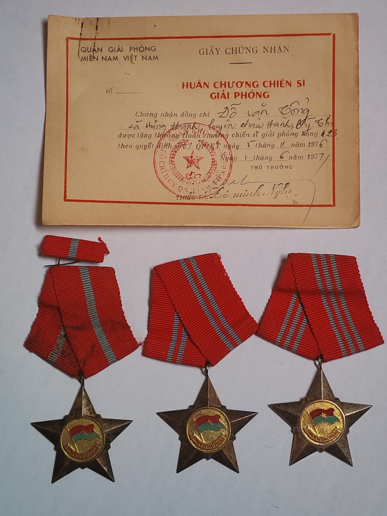 韵星假日军品类拍卖第43期 -- Rimey Holidays Militaria Auction 43 越南南方共和国（越共）解放战士勋章一二三级一组带证书，三级带略