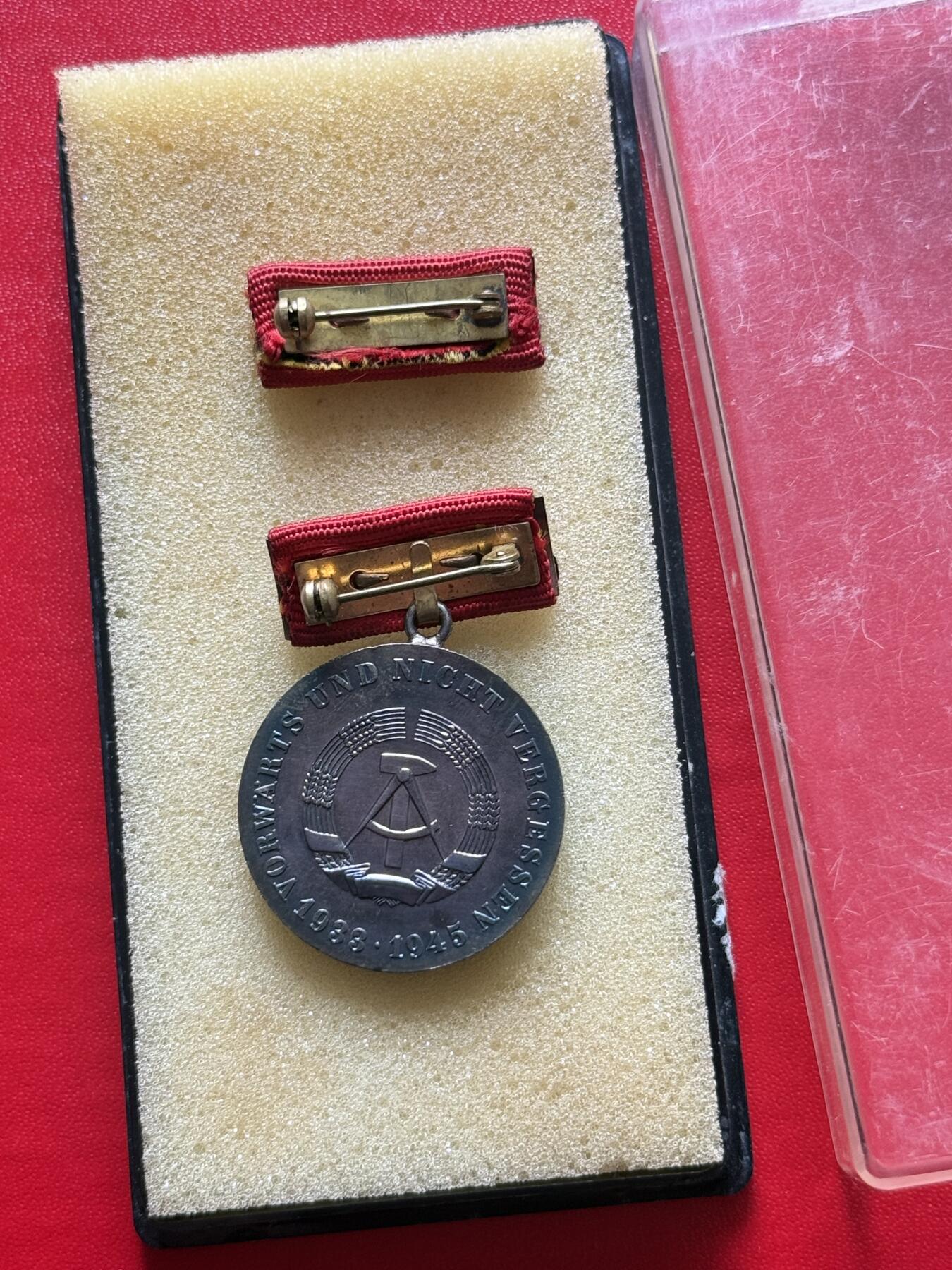 云宸嘉赏-勋臻精藏⭐️年后精品专拍场次🎖 民主德国 反法西斯老战士奖章 颁发给幸存的德共成员等  盒略一套非常少见