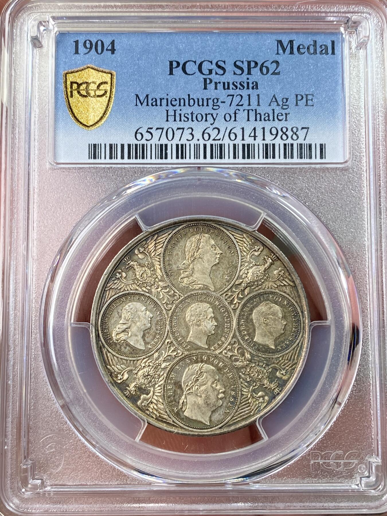 万国钱币拍卖第062期 PCGS SP62 1904年德国普鲁士霍亨索伦皇族五皇泰勒历史纪念银章 均匀香槟金彩极美 正面五皇均与泰勒头像相同 普鲁士鹰盘踞其间 此章形制规格与联合泰勒完全相符 可看作最后的泰勒