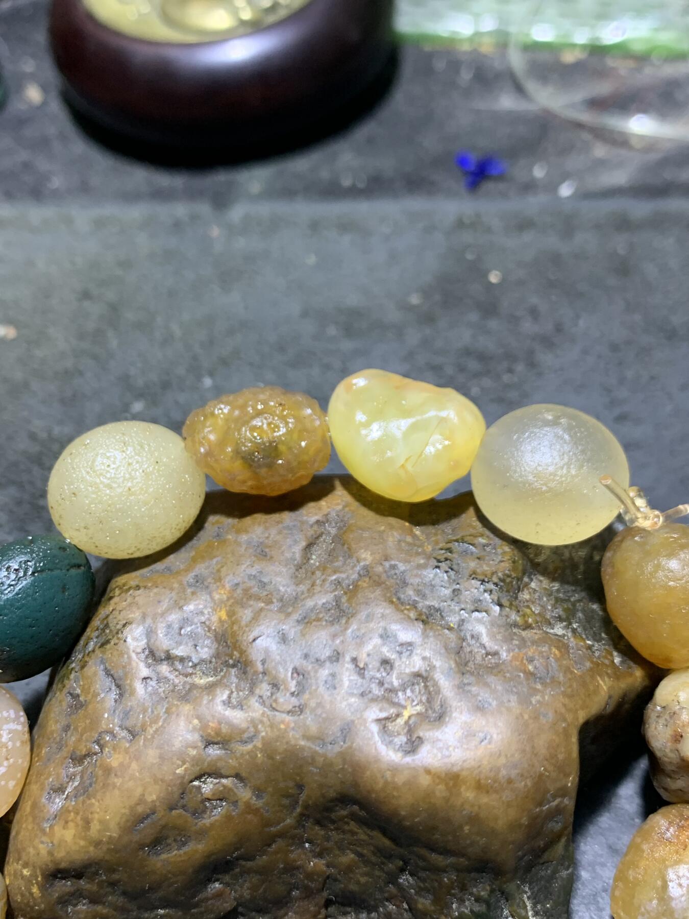 精美阿拉善玛瑙彩珠原石手串一条