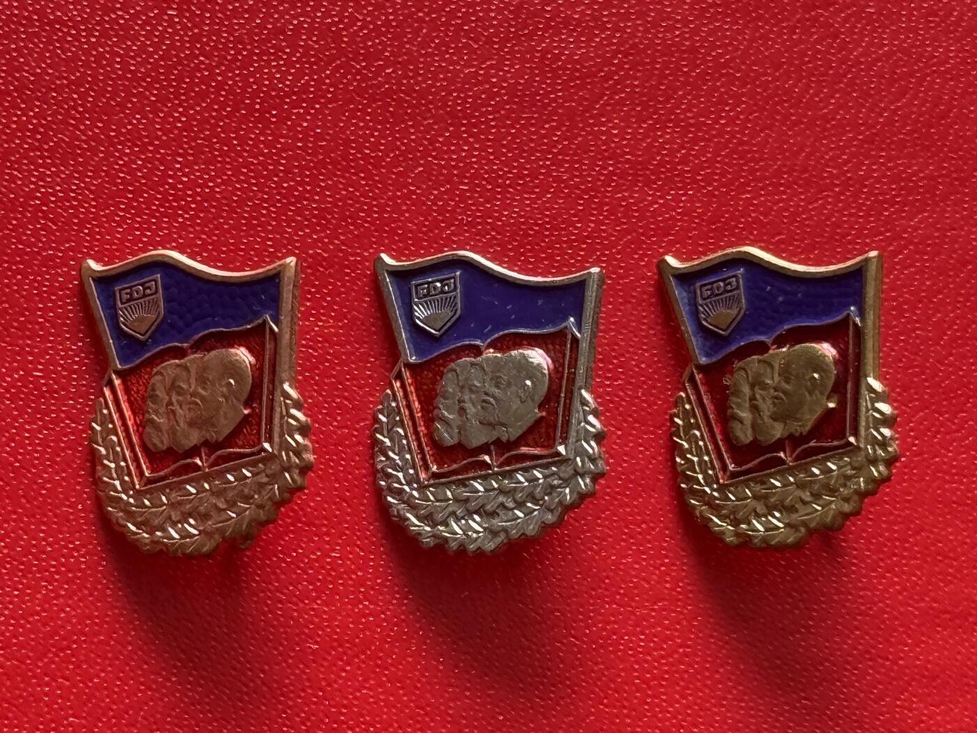 云宸嘉赏-勋臻精藏⭐️年后精品专拍场次🎖 民主德国青年团 “良好知识” 证章一套 早期版本