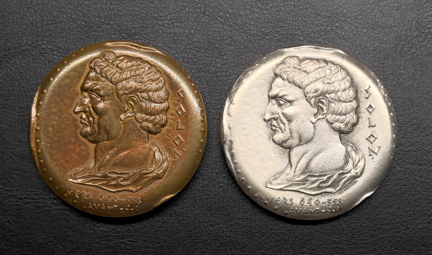 此心安处是吾乡·凡希社世界钱币微拍第三百二十期 1973巴黎造币厂发行法国公证人存款金库纪念章银铜版本各一枚，正面为古希腊雅典政治家、立法者梭伦，他被视为西方法治与公证精神的先驱。银质版刻有受赠人姓名，其铸量远少于铜质版，实测重132.34g，纯度90%。