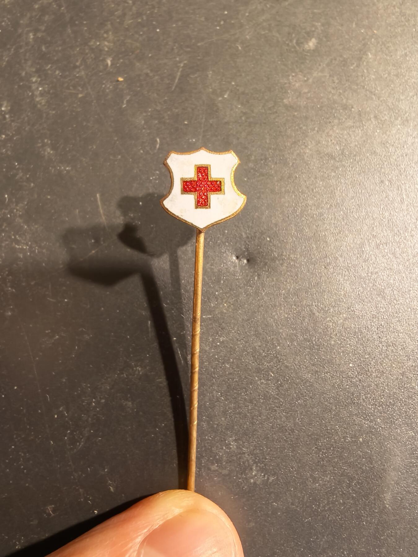 老王徽章第185期 美国二战红十字会针插