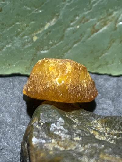 精美天然乌克兰蜜蜡随形原石珠子一颗！ 精美天然乌克兰蜜蜡随形原石珠子一颗！