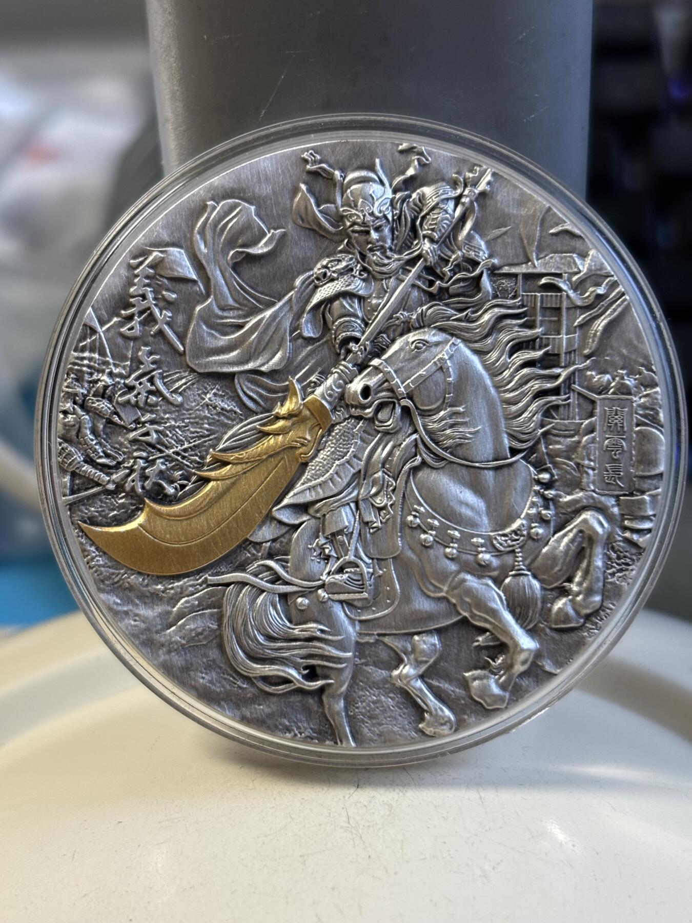 第191期拍卖 加纳2019年世界名将系列1关羽高浮雕2盎司镀金纪念银币带盒不带证书，999银，发行500枚，盒子有破损，