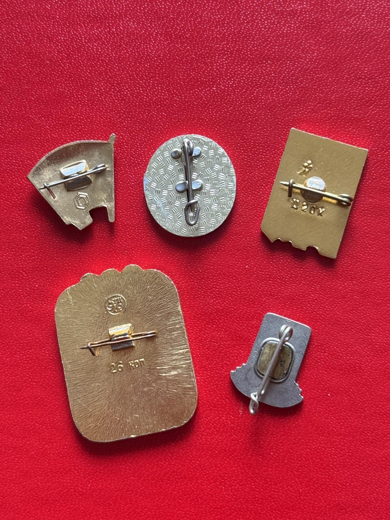 云宸嘉赏-勋臻精藏⭐️年后精品专拍场次🎖 民主德国-苏联证章一组（莫斯科运动会 列宁徽章）