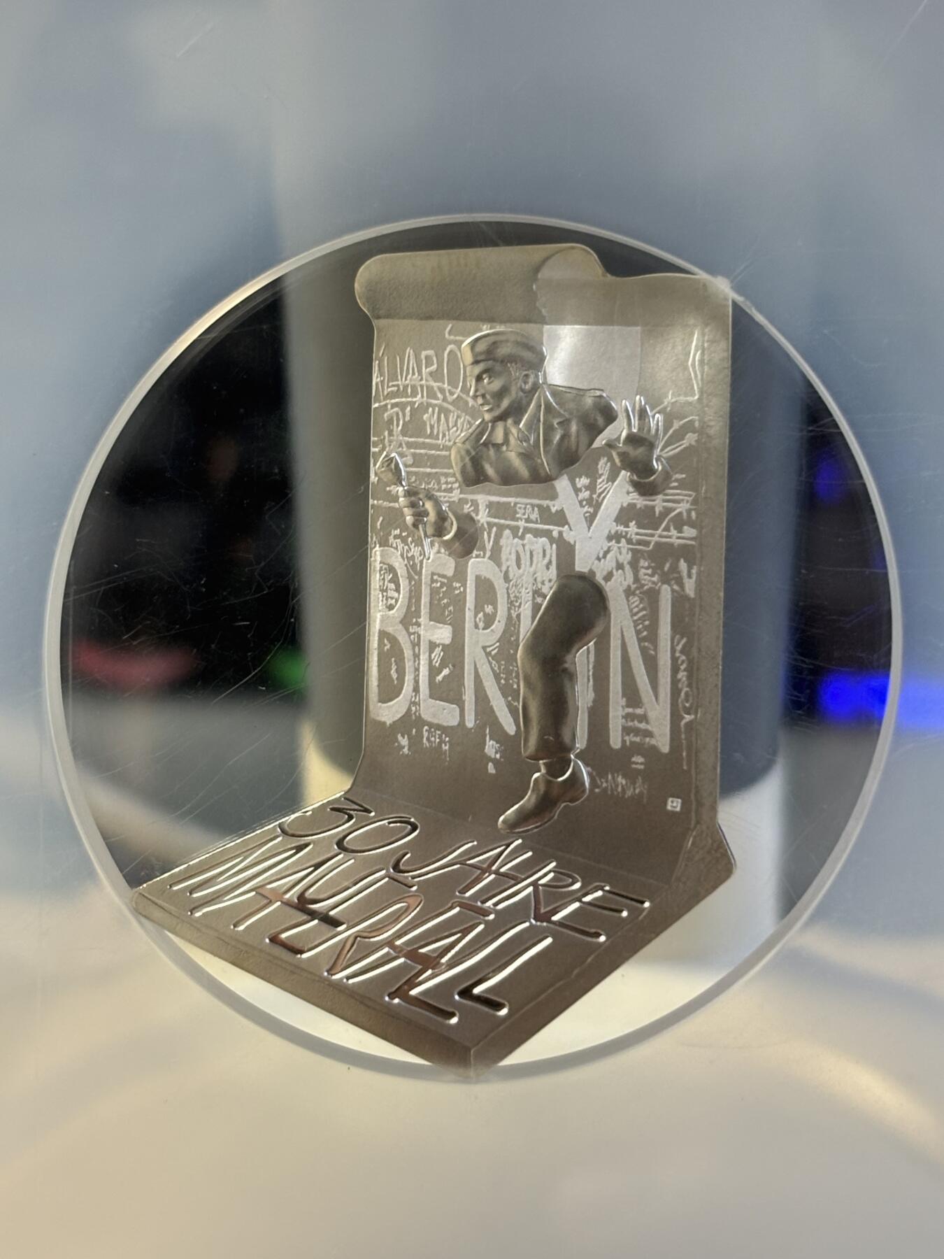 第191期拍卖 获奖法国2019年柏林墙推倒30周年异形精制银币NGC-PF70，999银，发行量3000枚