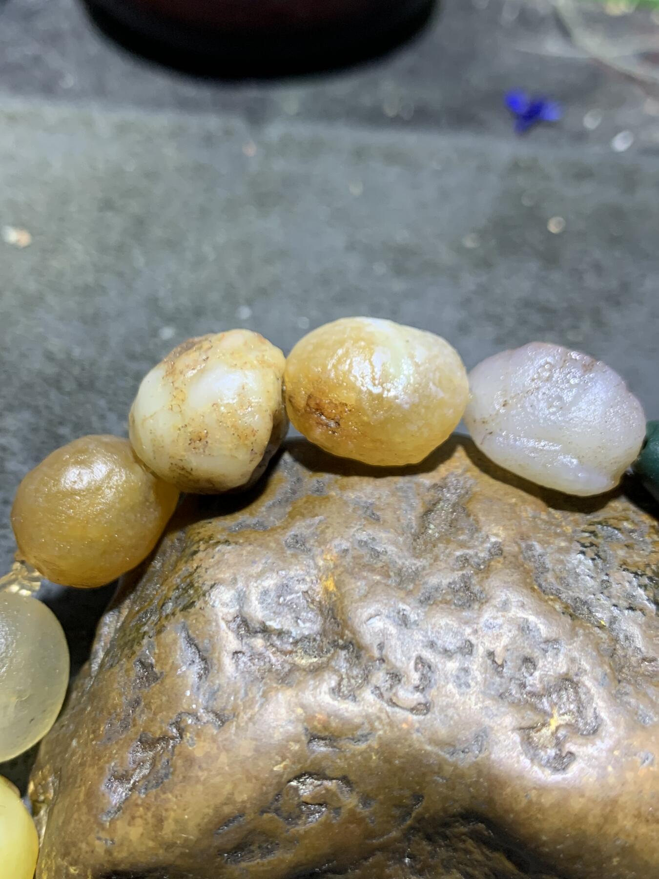 精美阿拉善玛瑙彩珠原石手串一条