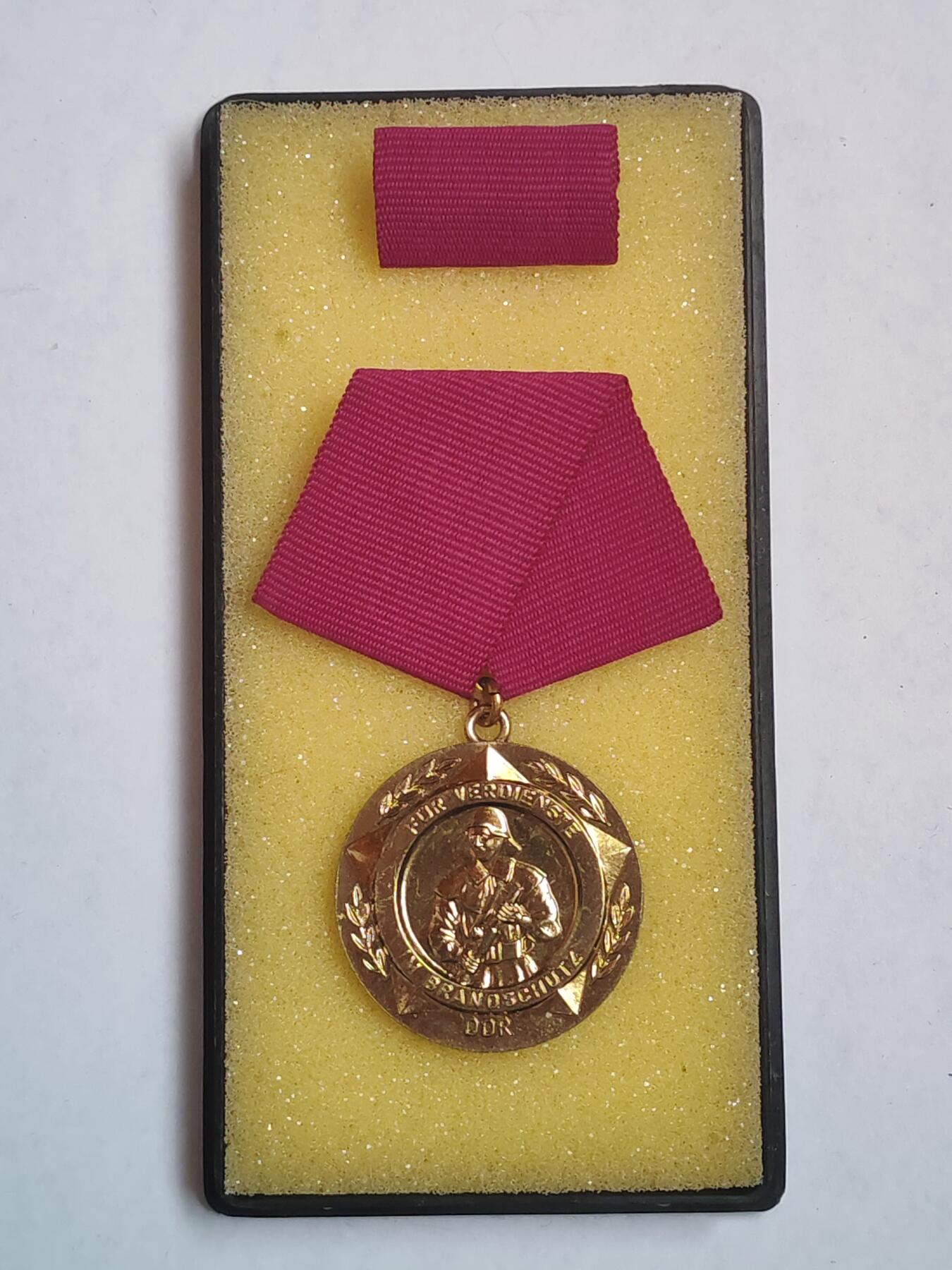 韵星假日军品类拍卖第43期 -- Rimey Holidays Militaria Auction 43 民主德国消防功绩奖章带原盒略 高等级奖章 保存完好