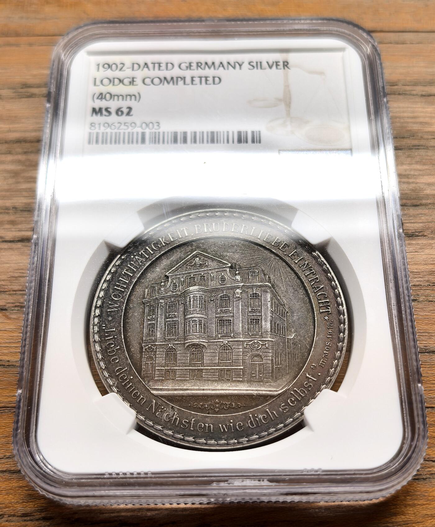 此心安处是吾乡·凡希社世界钱币微拍第三百二十期 1902德国法兰克福共济会会所落成纪念银章NGC-MS62，会所建筑里面与美茵河畔的法兰克福城市景观。