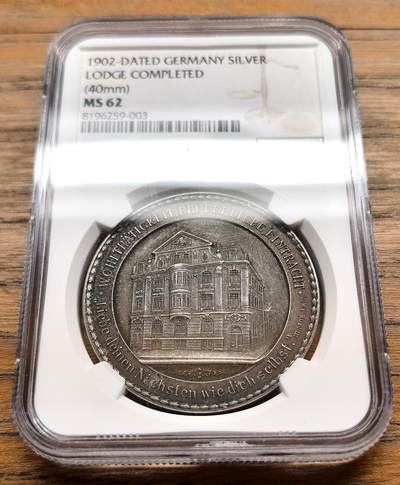 此心安处是吾乡·凡希社世界钱币微拍第三百二十期 - 1902德国法兰克福共济会会所落成纪念银章NGC-MS62，会所建筑里面与美茵河畔的法兰克福城市景观。