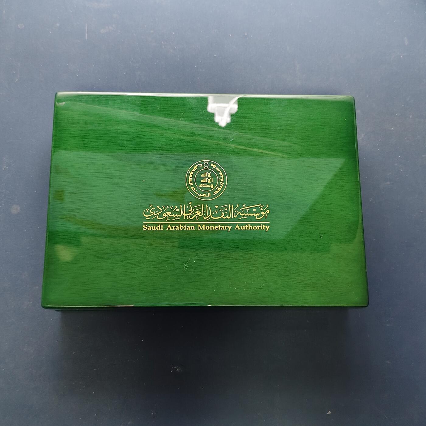 【全场包邮】纯粹捡漏拍509场 【罕见】沙特阿拉伯2016年沙特阿拉伯货币局官方发行纪念萨勒曼·本·阿卜杜勒·阿齐兹·阿勒沙国王作为两圣地监护人精制套币-盒证全-量不详极少见