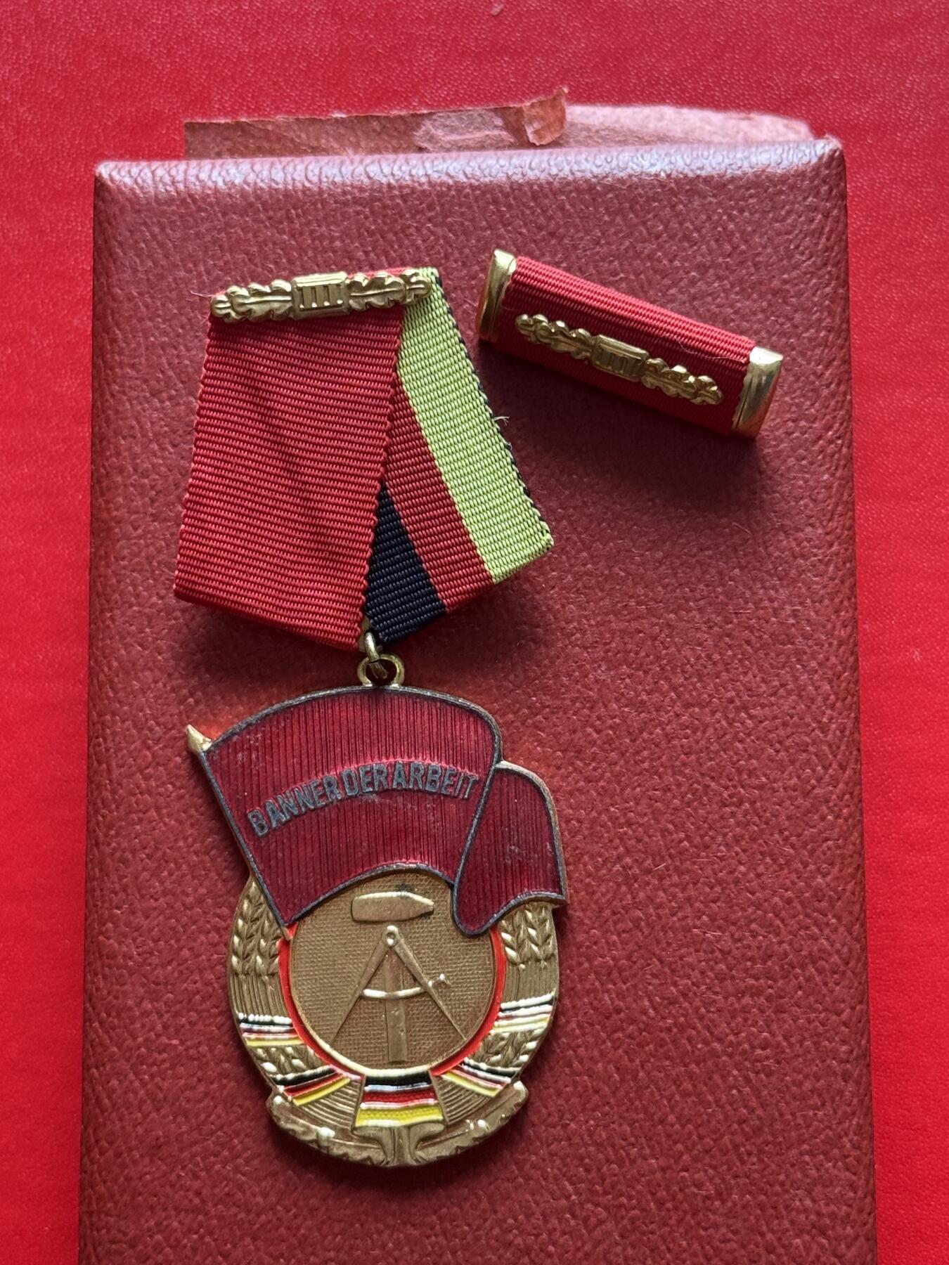 云宸嘉赏-勋臻精藏⭐️年后精品专拍场次🎖 民主德国三级劳动红旗勋章带盒略一套