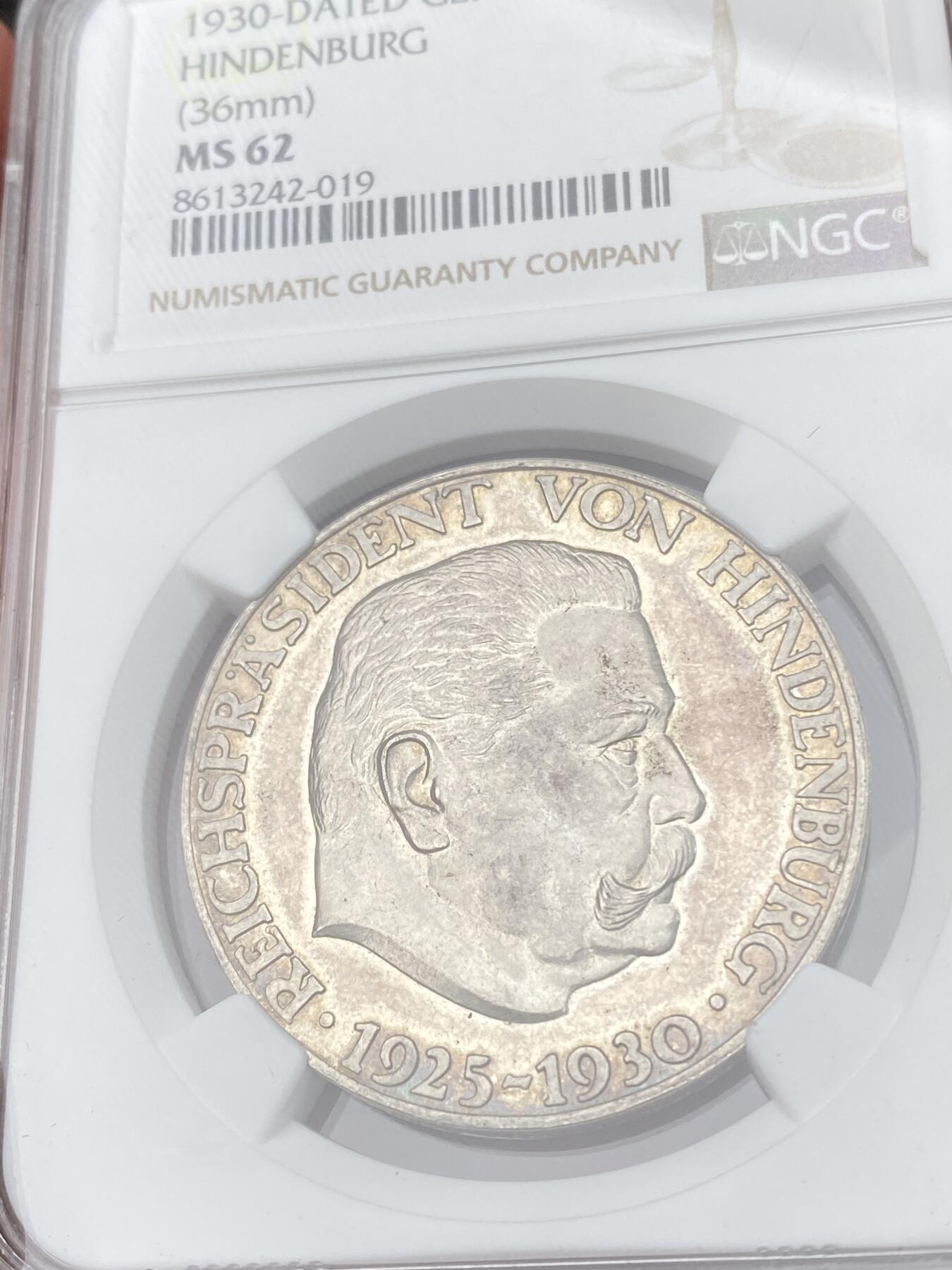 万国钱币拍卖第062期 NGC MS62 1930年德国魏玛共和国兴登堡执政5周年纪念银章 凹凸设计非常有质感 兴登堡家族盾徽刻印在橡树上 精铸镜面银霜淡金彩