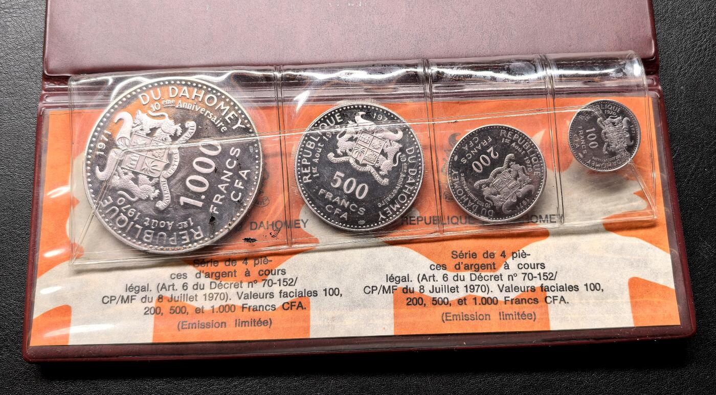 此心安处是吾乡·凡希社世界钱币微拍第三百二十期 1970达荷美大钱包精铸PS四枚，紫金包浆，部分表面有一层油脂状氧化，无丝痕划伤，包装完美，全套品相极佳！