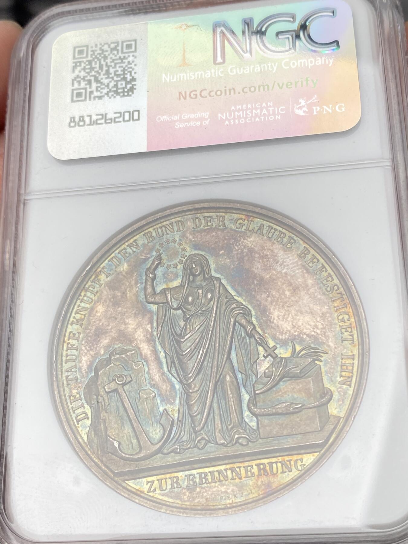 万国钱币拍卖第062期 NGC MS62 1800年左右德国洗礼与坚信礼纪念大银章 经典圣约翰在约旦河为耶稣洗礼场景 背面代表美德的女神献上祝福 背面题铭洗礼缔结盟约（蛇与圣经） 信仰牢固根基（磐石和铁锚）绝美孔雀蓝欧洲幻彩包浆 