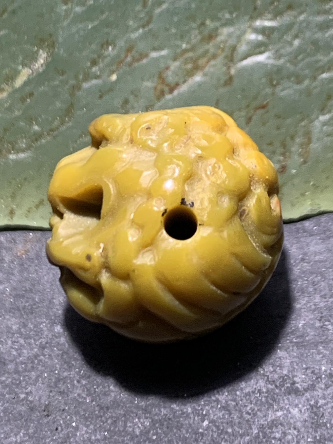 精美战国红玛瑙手工雕刻瑞兽圆珠一颗！