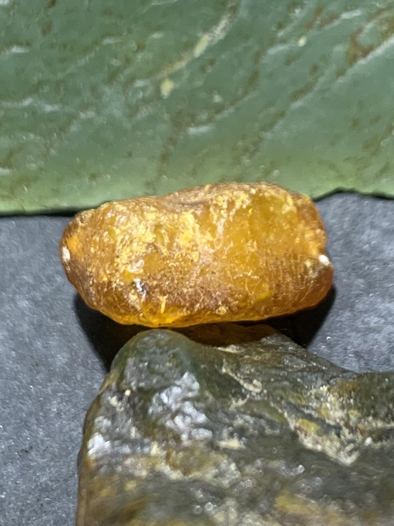 精美天然乌克兰蜜蜡随形原石珠子一颗！