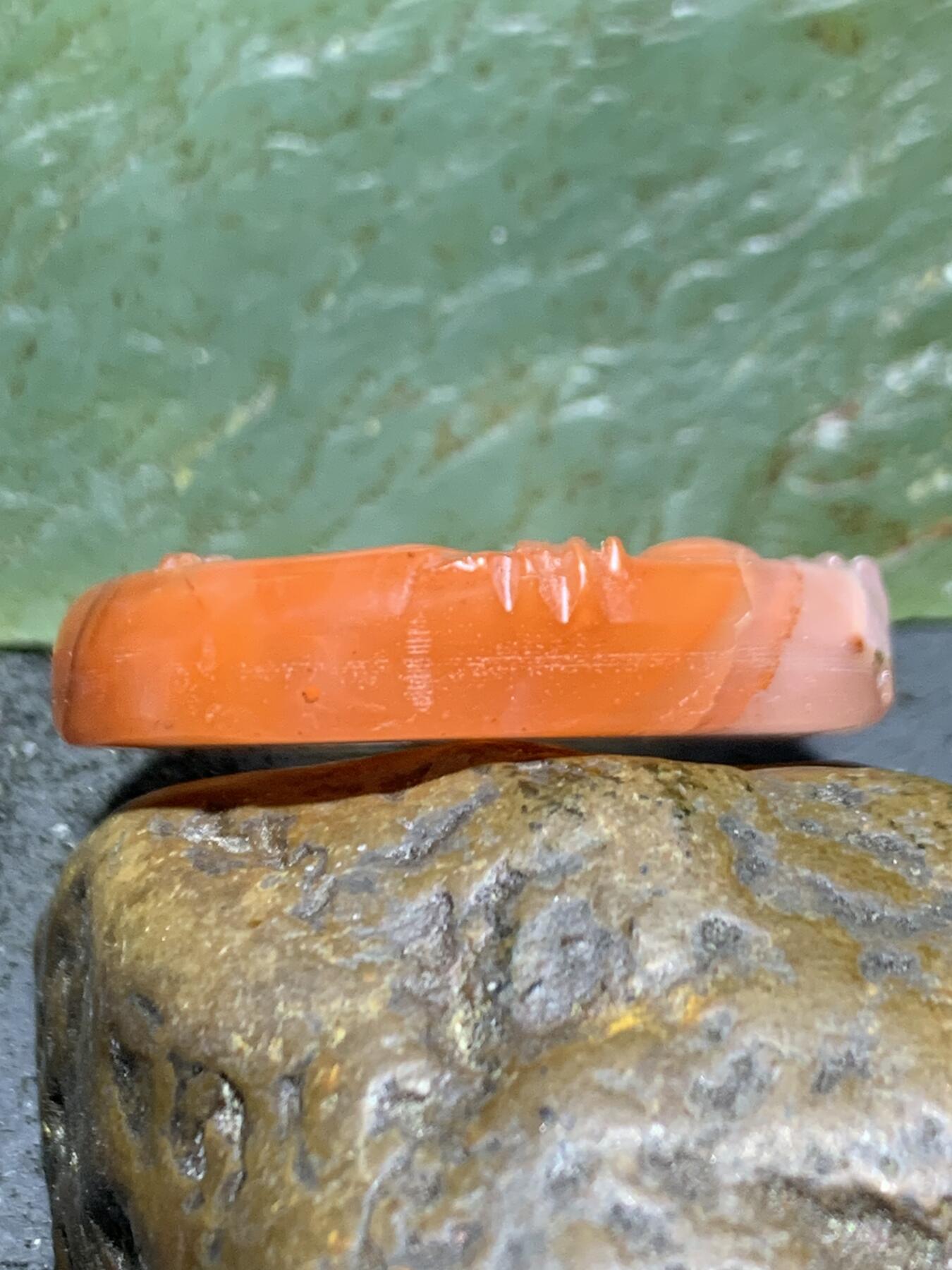 川料红白荔枝冻南红玛瑙雕刻山水意境吊坠一个，