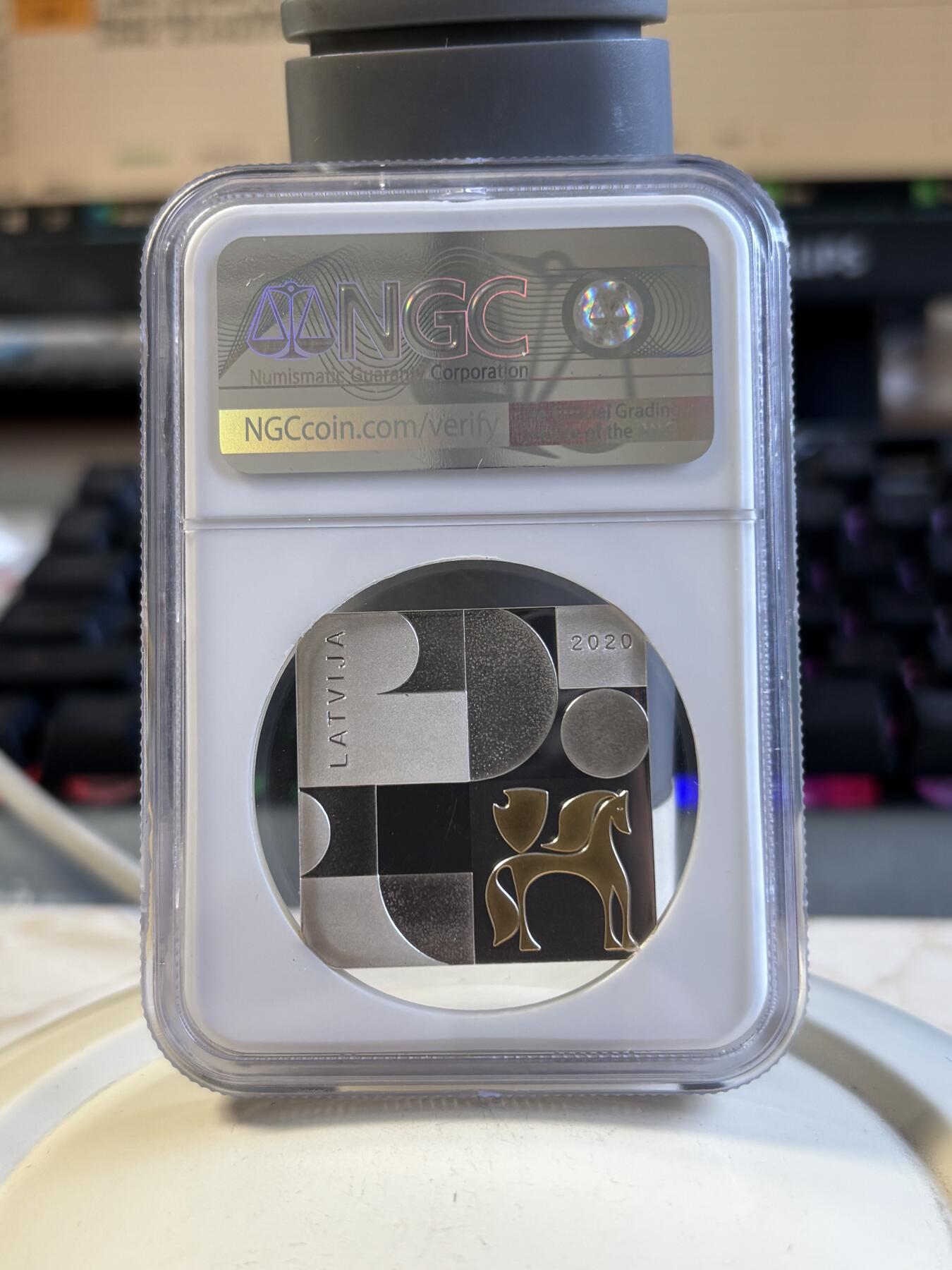 第191期拍卖 获奖拉脱维亚2020年现代主义艺术方形镀金银币NGC-PF70首，925银，26.25克，发行量3000枚，获得2021年度钱币之星最佳艺术币大奖第一枚