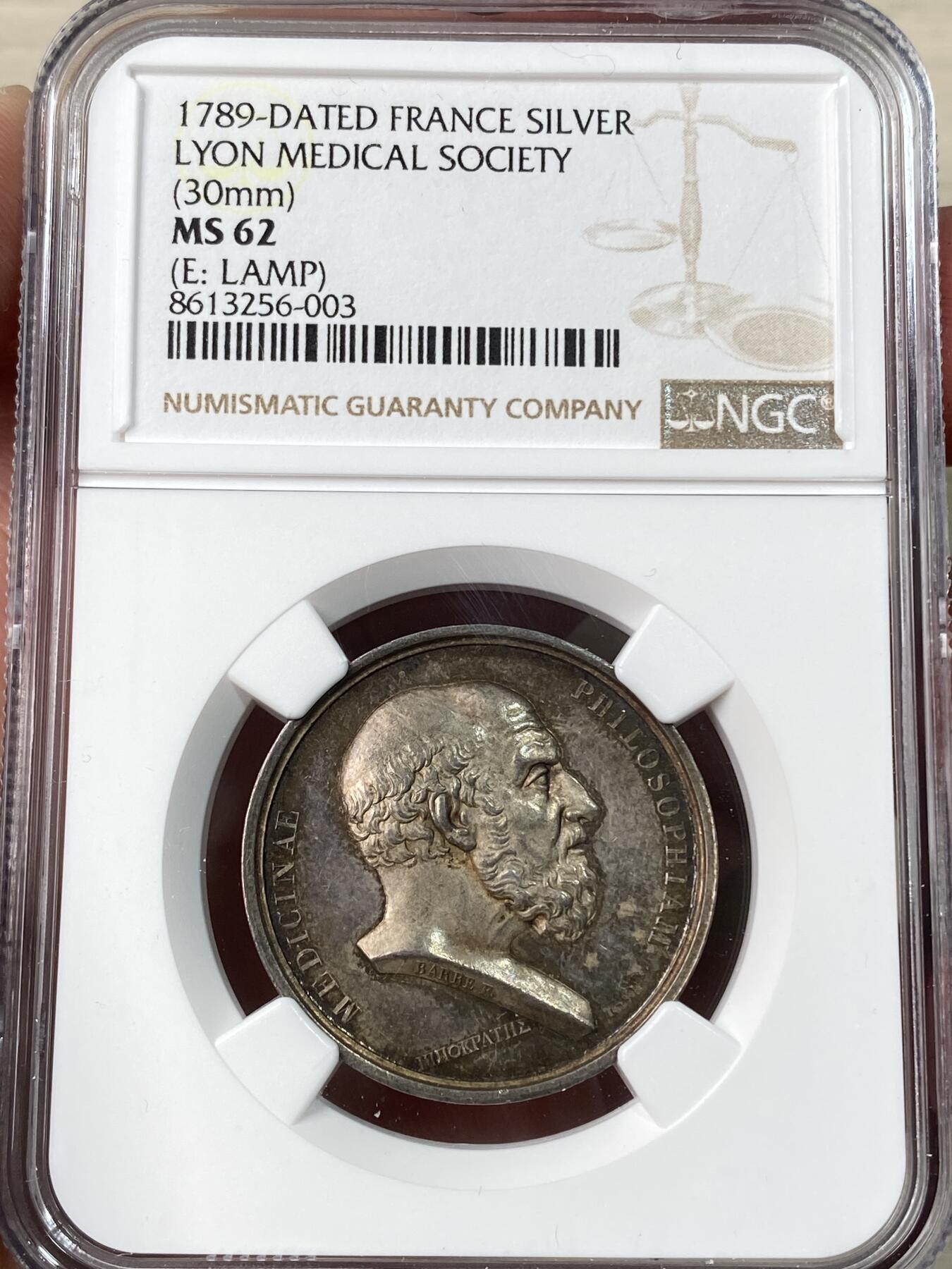 万国钱币拍卖第062期 NGC MS62 “1789年”（实际1832-41年）法国里昂医学会银质代币 巴黎造币厂铸 正面希波克拉底半身像右 反面缠绕着蛇的棕榈树 彩虹色包浆极美 30MM
