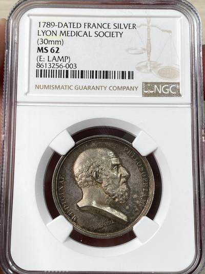 万国钱币拍卖第062期 - NGC MS62 “1789年”（实际1832-41年）法国里昂医学会银质代币 巴黎造币厂铸 正面希波克拉底半身像右 反面缠绕着蛇的棕榈树 彩虹色包浆极美 30MM