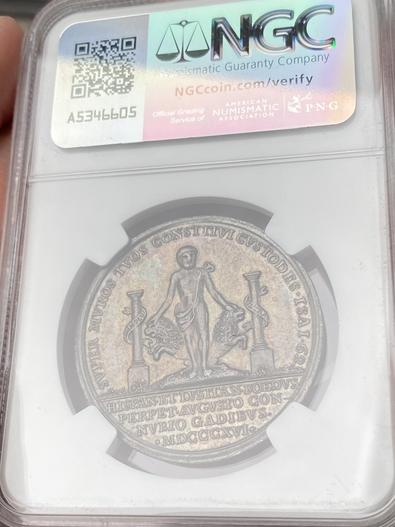 万国钱币拍卖第062期 NGC MS61 1816年葡萄牙公主玛丽亚·伊莎贝尔与西班牙国王费尔南多七世大婚纪念银章 均匀七色孔雀蓝彩 罕见西班牙皇室大婚系列 背面浮雕大力神海格力斯与双狮奔向双柱