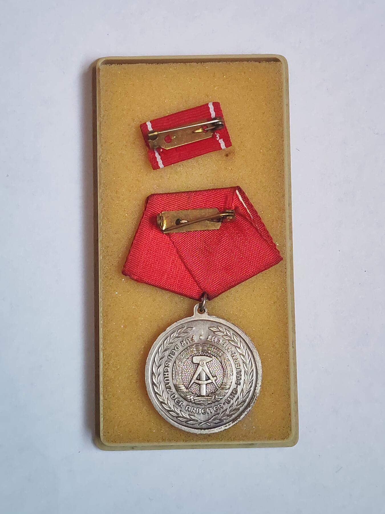 韵星假日军品类拍卖第43期 -- Rimey Holidays Militaria Auction 43 民主德国工人阶级战斗队成立二十周年纪念章带略带原盒 颁发给资深成员 高等级 很厚重