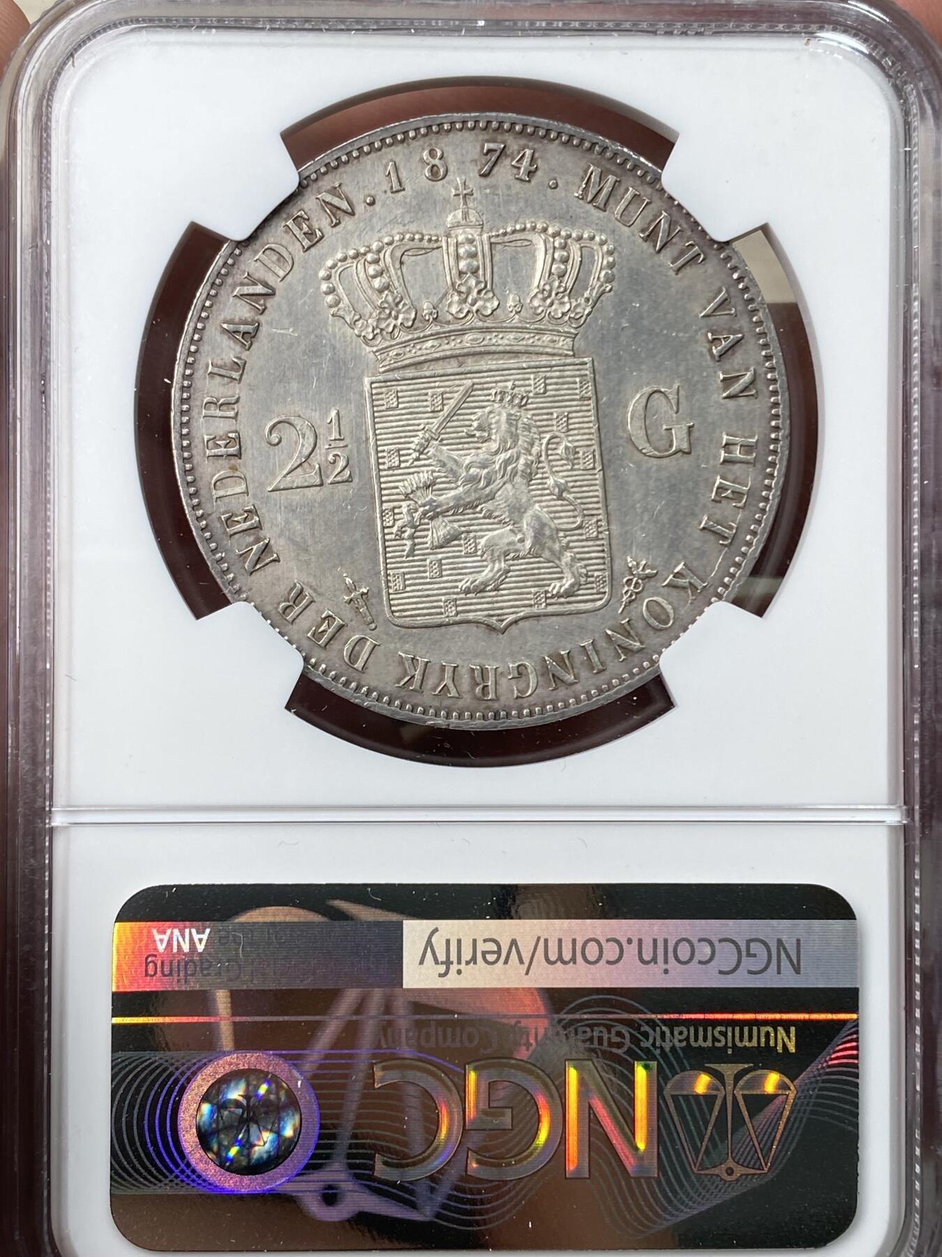 万国钱币拍卖第062期 NGC MS62 1874年荷兰王国威廉三世2.5盾大银币 原味欧陆淡彩环绕 浮雕效果极美实物状态非常赞