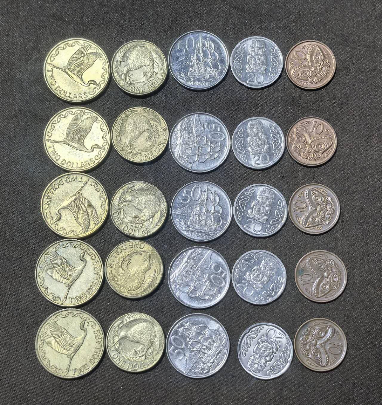 北京马甸外国币专卖第148期，外国币，中国早期纪念币专场，陆续上拍，欢迎关注 新西兰女皇花冠版5套，流通品相