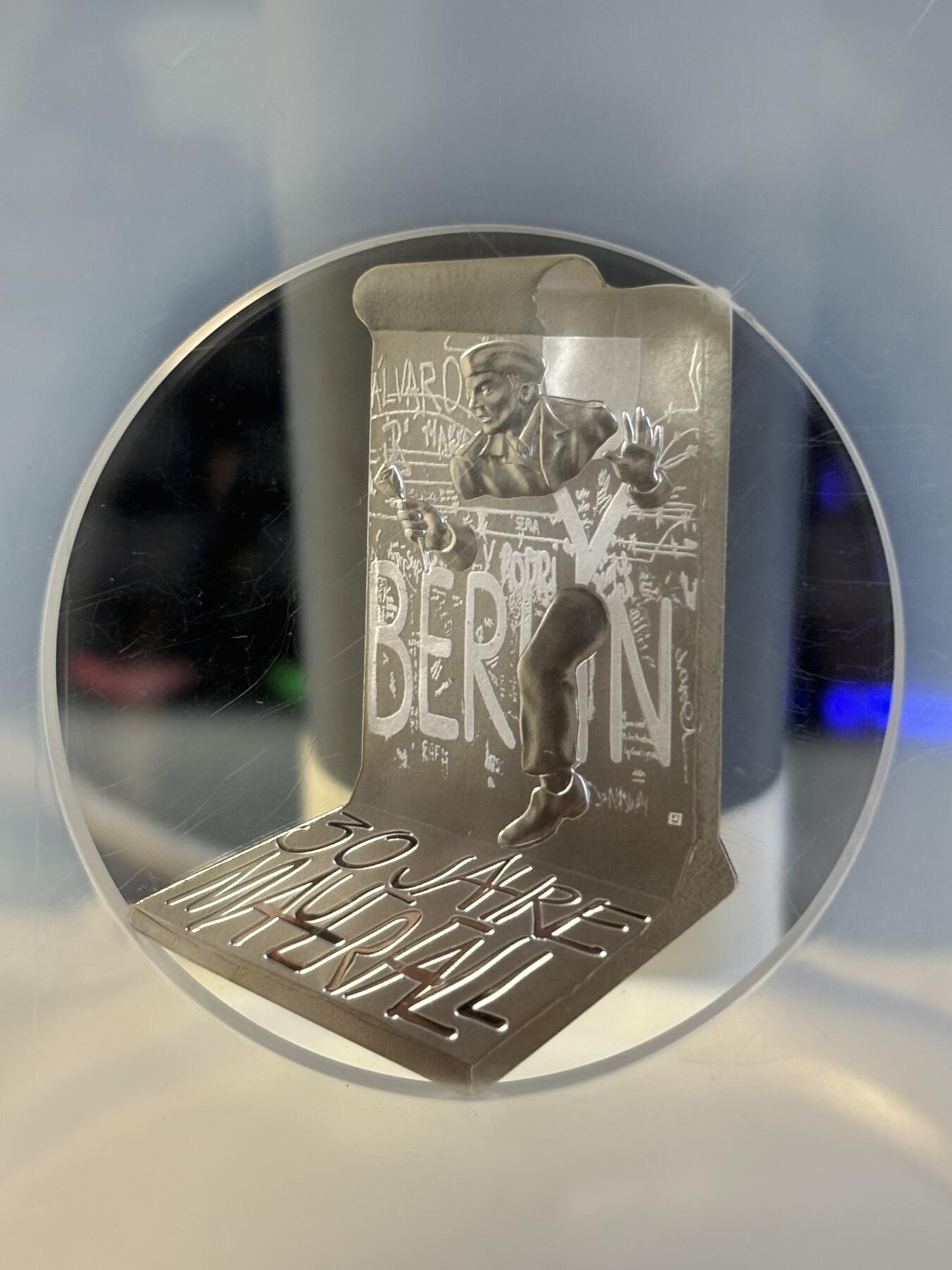 第191期拍卖 获奖法国2019年柏林墙推倒30周年异形精制银币NGC-PF70，999银，发行量3000枚