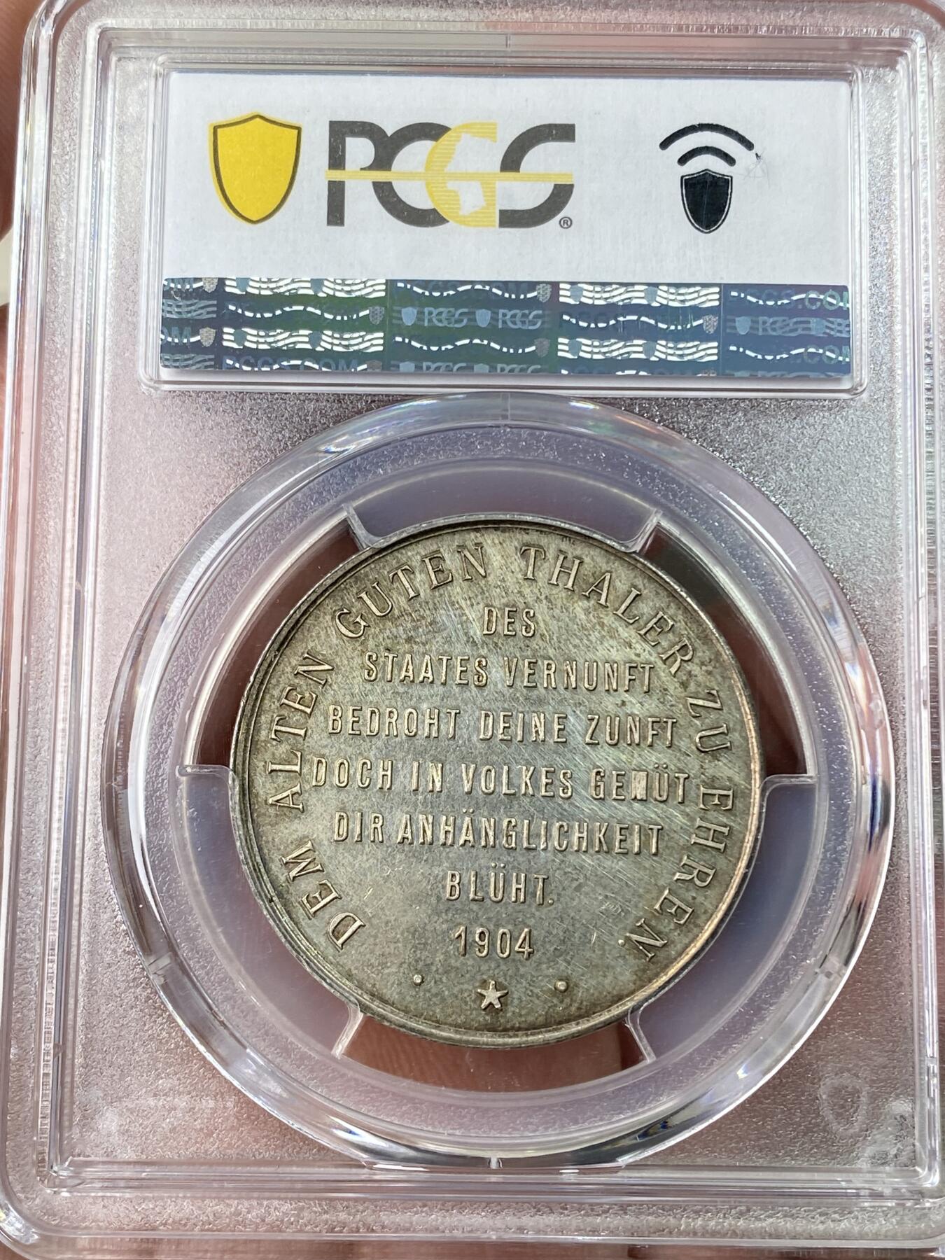 万国钱币拍卖第062期 PCGS SP62 1904年德国普鲁士霍亨索伦皇族五皇泰勒历史纪念银章 均匀香槟金彩极美 正面五皇均与泰勒头像相同 普鲁士鹰盘踞其间 此章形制规格与联合泰勒完全相符 可看作最后的泰勒