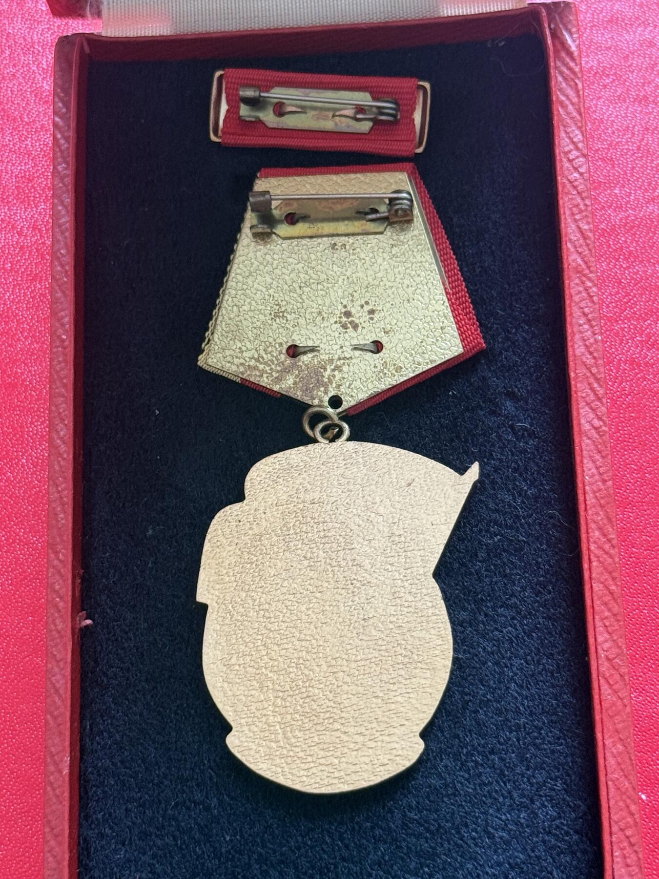 云宸嘉赏-勋臻精藏⭐️年后精品专拍场次🎖 民主德国三级劳动红旗勋章带盒略一套 较早期黑绒布版本
