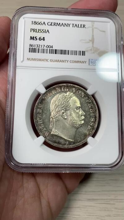 万国钱币拍卖第062期 NGC MS64 1866年德国普鲁士威廉一世普奥战争胜利泰勒 全深打香槟金渐变五彩裹身 超炫银霜耀眼原光 高浮雕喷砂质感极美 顶级收藏品质