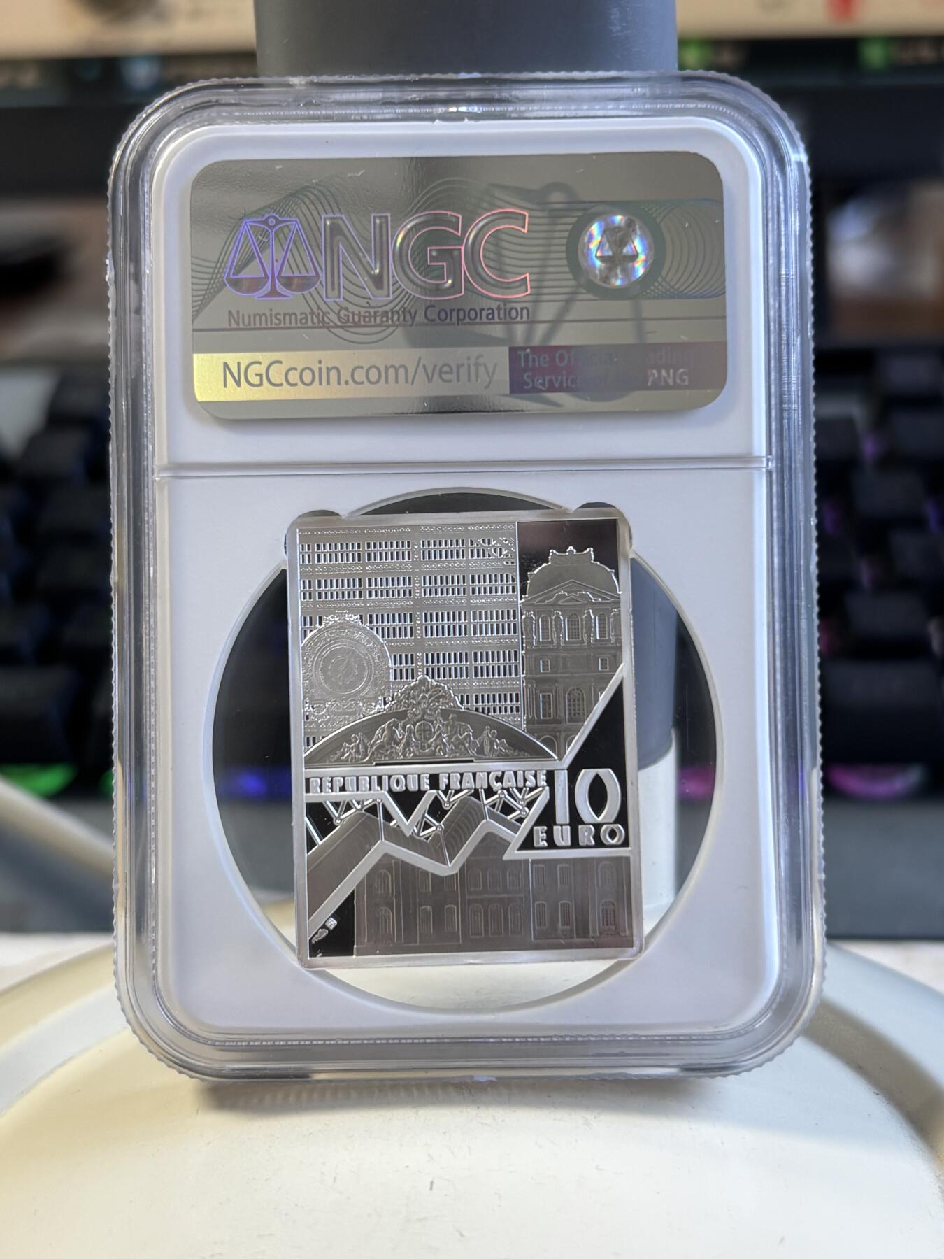 第191期拍卖 法国2021年卢浮宫画作长方形纪念银币首期蓝标ngc pf70，22.2克，发行3000枚