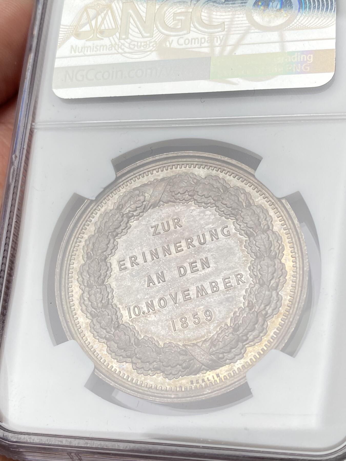 万国钱币拍卖第062期 NGC MS63 1859年德国席勒诞辰百年纪念大银章 NGC唯一评级记录冠军分 罕见珍稀品种 精铸工艺强镜面 高浮雕细节人物栩栩如生 实物通体火烧云金彩非常漂亮