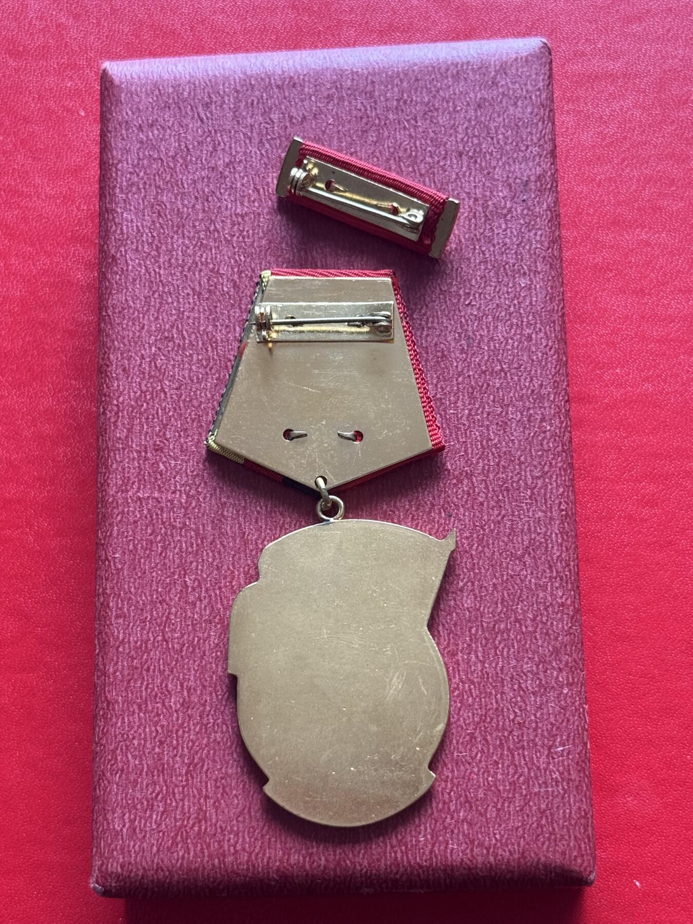 云宸嘉赏-勋臻精藏⭐️年后精品专拍场次🎖 民主德国一级劳动红旗勋章带盒略