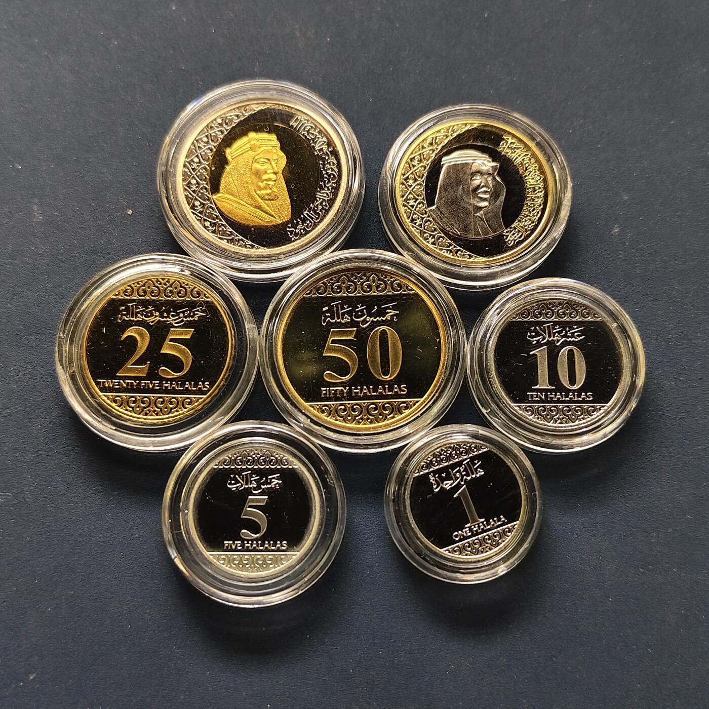 【全场包邮】纯粹捡漏拍509场 【罕见】沙特阿拉伯2016年沙特阿拉伯货币局官方发行纪念萨勒曼·本·阿卜杜勒·阿齐兹·阿勒沙国王作为两圣地监护人精制套币-盒证全-量不详极少见