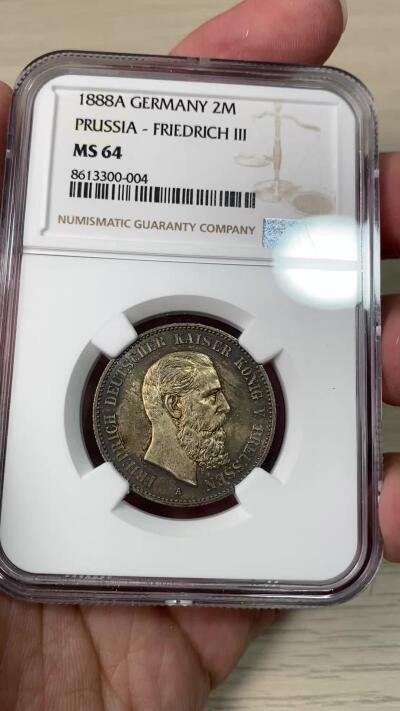 万国钱币拍卖第062期 NGC MS64 1888年德国三皇之年腓特烈三世流通短翅2马克 经典三皇品种 均匀厚重的欧陆酱五彩裹身 观感超越分数的顶级视觉享受