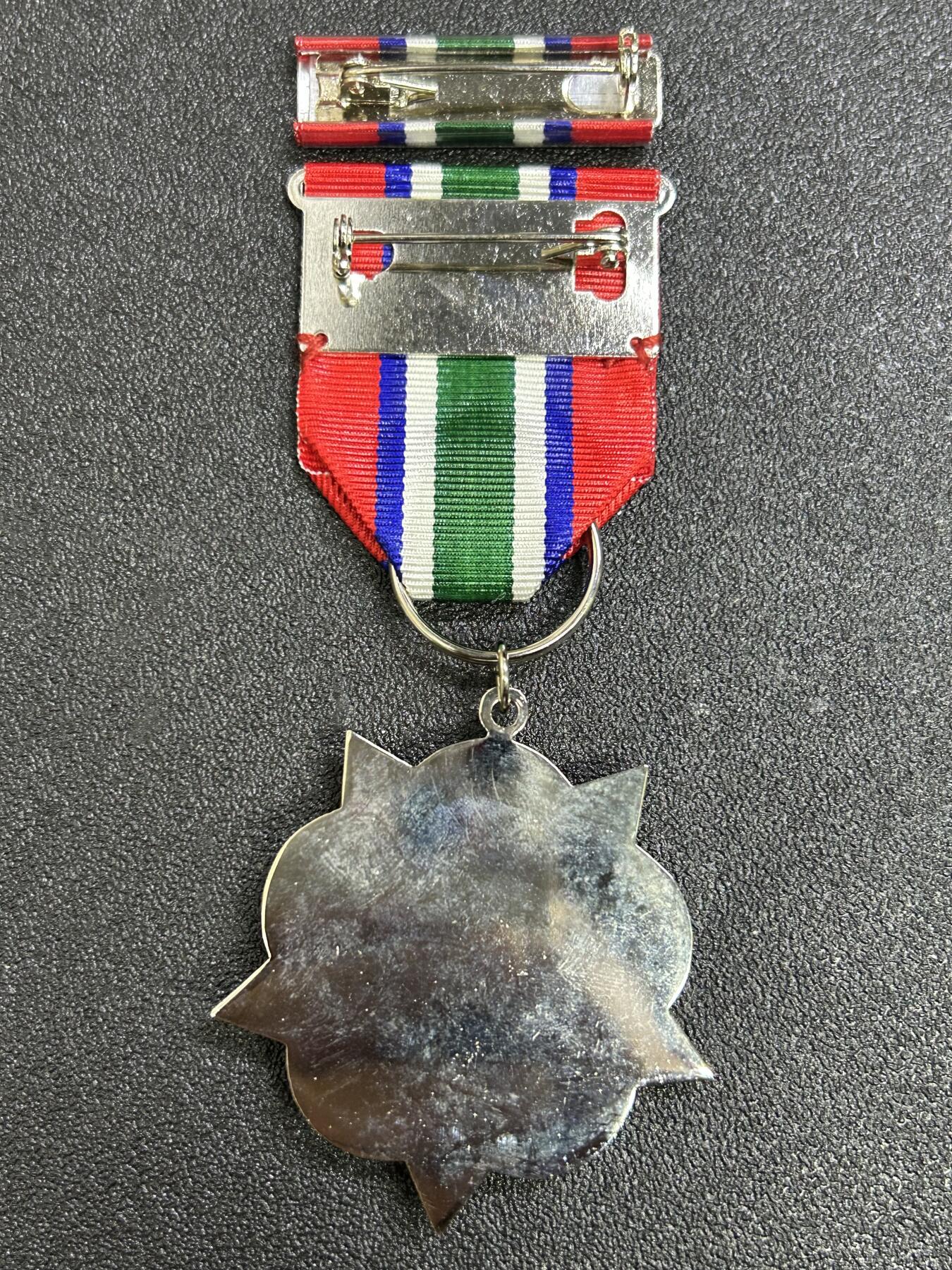 西秦中古拍卖第七十九期  民国乙种二级陆海空军奖章 带勋略  退台后