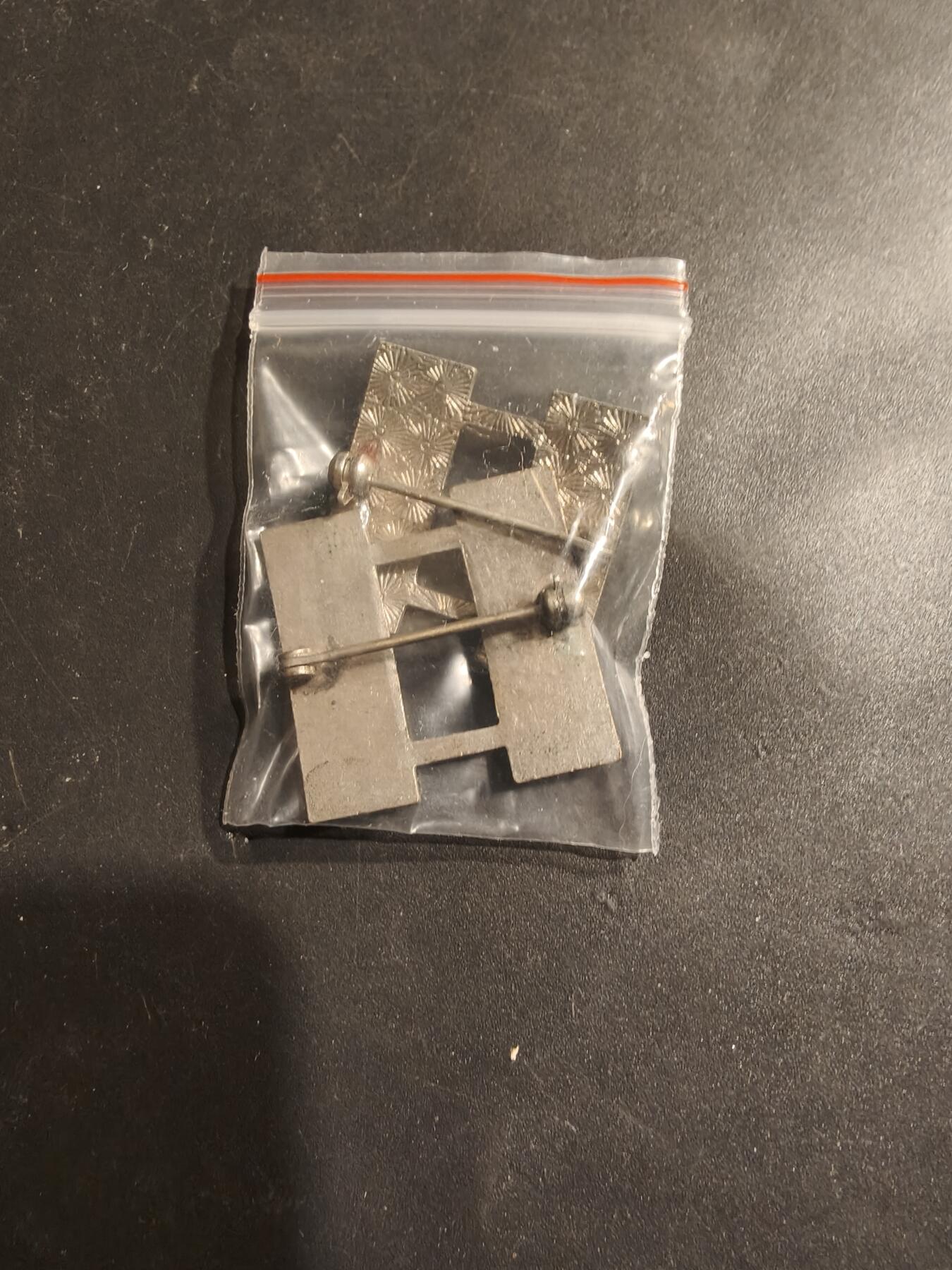 老王徽章第185期 美国陆军上尉军衔一组    二战时期横针版