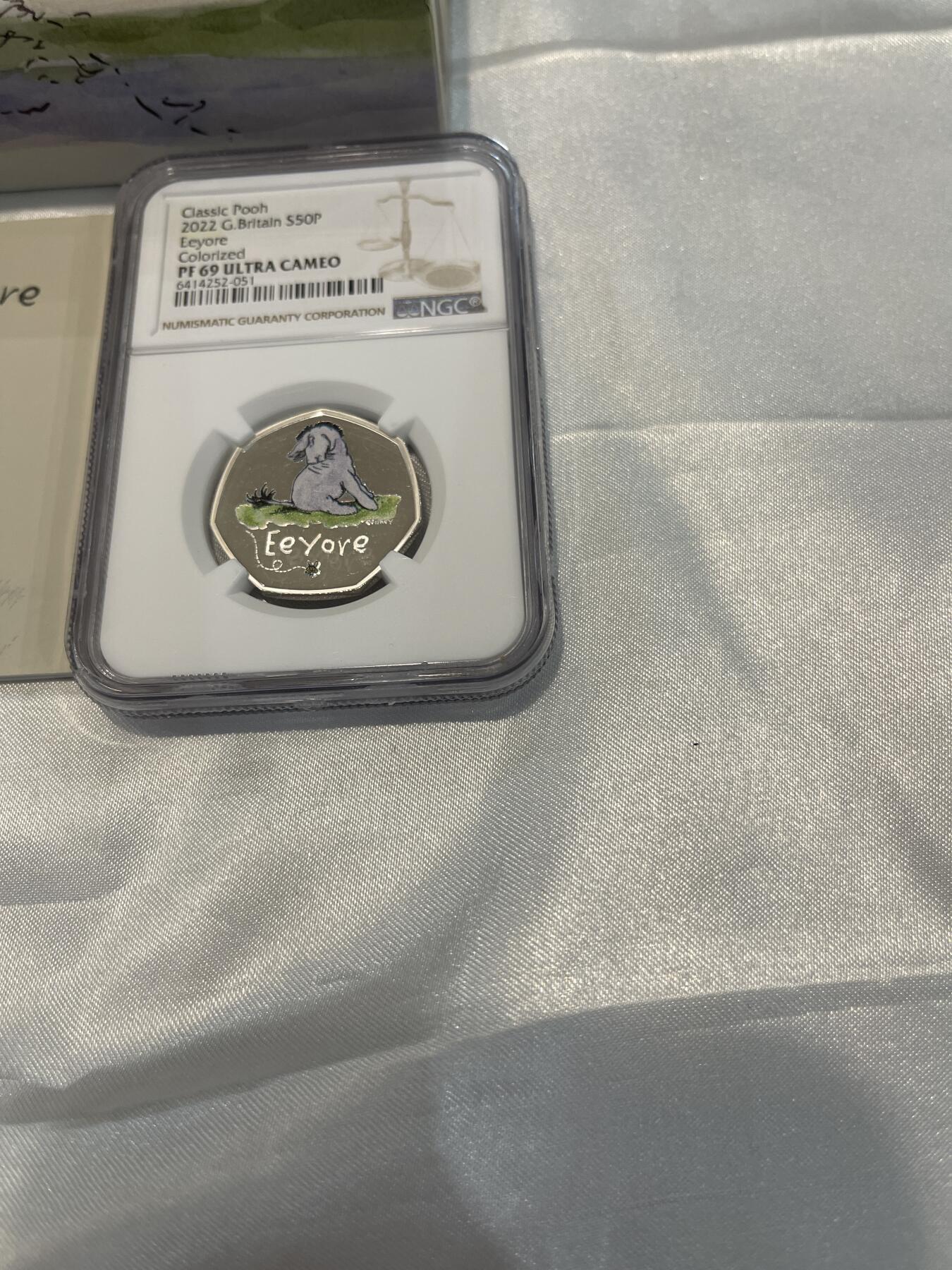 2022年英国皇家造币厂迪士尼经典小熊维尼系列Eeyore银币，50便士彩色精制，NGC评级PF69 ，带原装盒证书，限量发行收藏佳品！