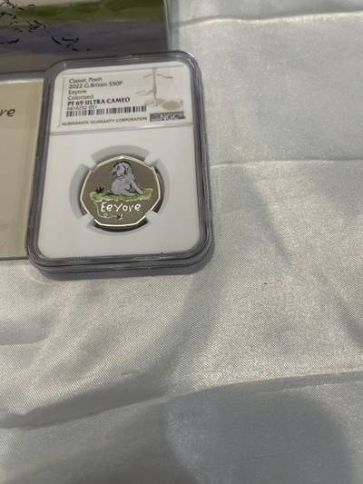 2022年英国皇家造币厂迪士尼经典小熊维尼系列Eeyore银币，50便士彩色精制，NGC评级PF69 ，带原装盒证书，限量发行收藏佳品！ 2022年英国皇家造币厂迪士尼经典小熊维尼系列Eeyore银币，50便士彩色精制，NGC评级PF69 ，带原装盒证书，限量发行收藏佳品！
