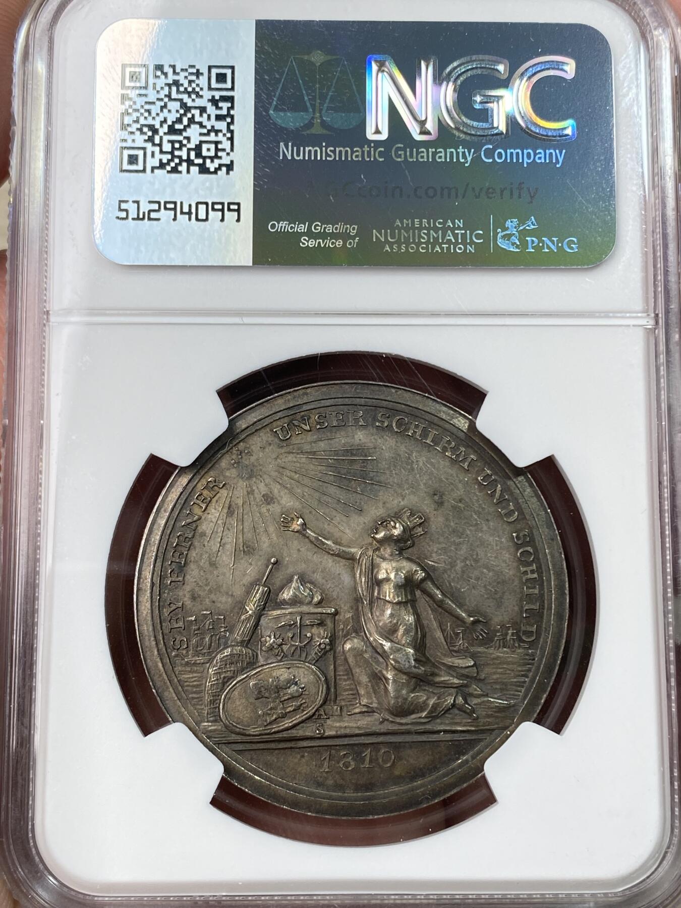 万国钱币拍卖第062期 NGC MS61 1810年德国汉堡纪念汉堡城市被维京人摧毁1000周年银章 810年面为汉堡城市被摧毁的景观 1810年汉堡女神哈莫尼亚跪于祭坛前献上千年和平 帝国罕见名誉品种欧陆包浆收藏级 麦稀奇首拍品种