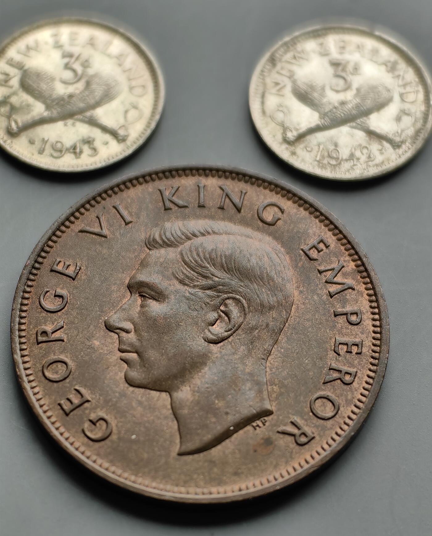 《崇甫堂》一精品外币专场⑧ 新西兰1940年1便士铜1942/43年3便士银币三枚组 KM#7/13