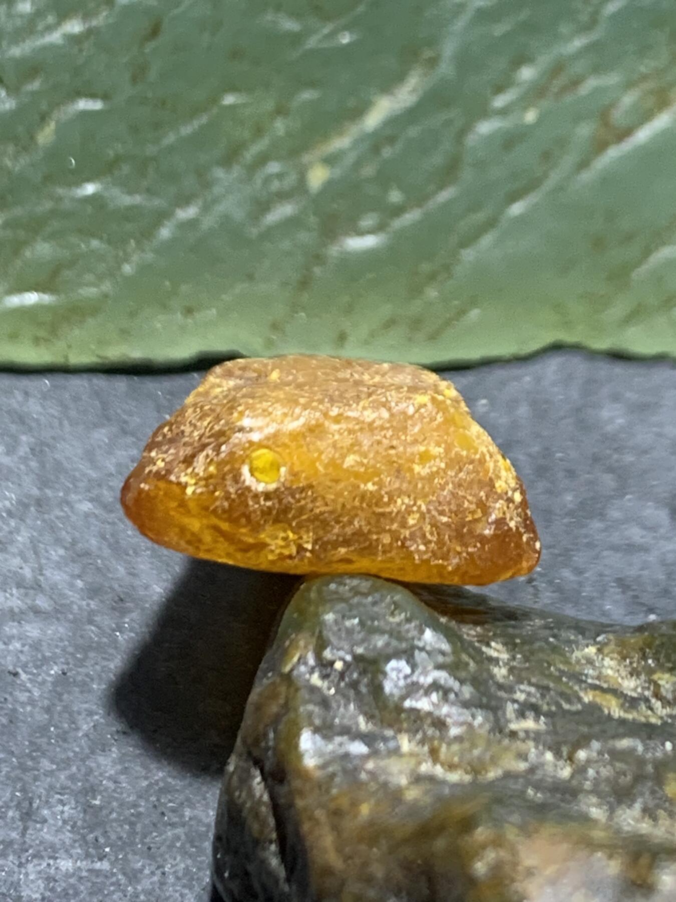 精美天然乌克兰蜜蜡随形原石珠子一颗！